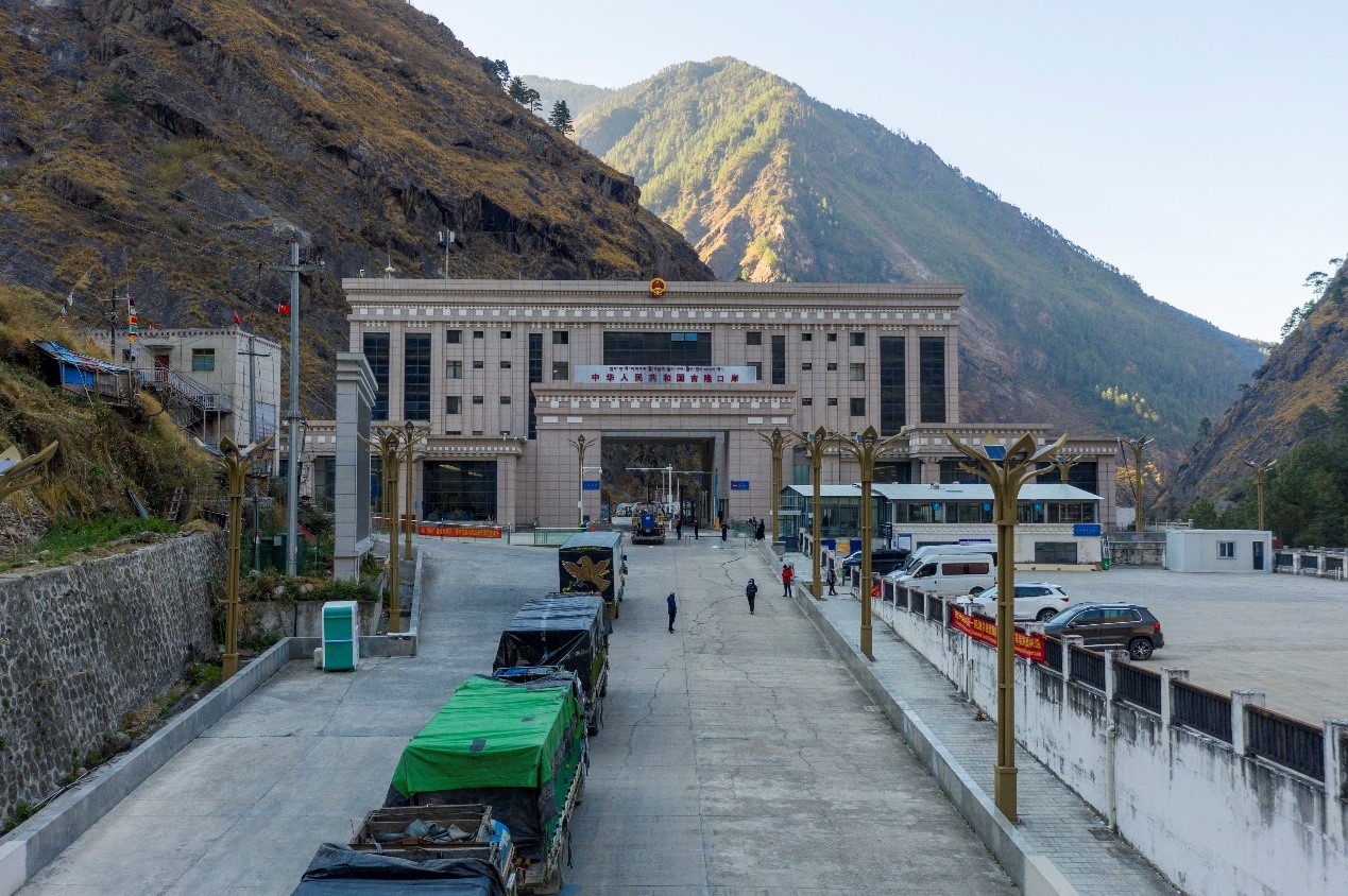 吉隆口岸正在等待出境的車輛。人民網(wǎng)記者 唐宋攝