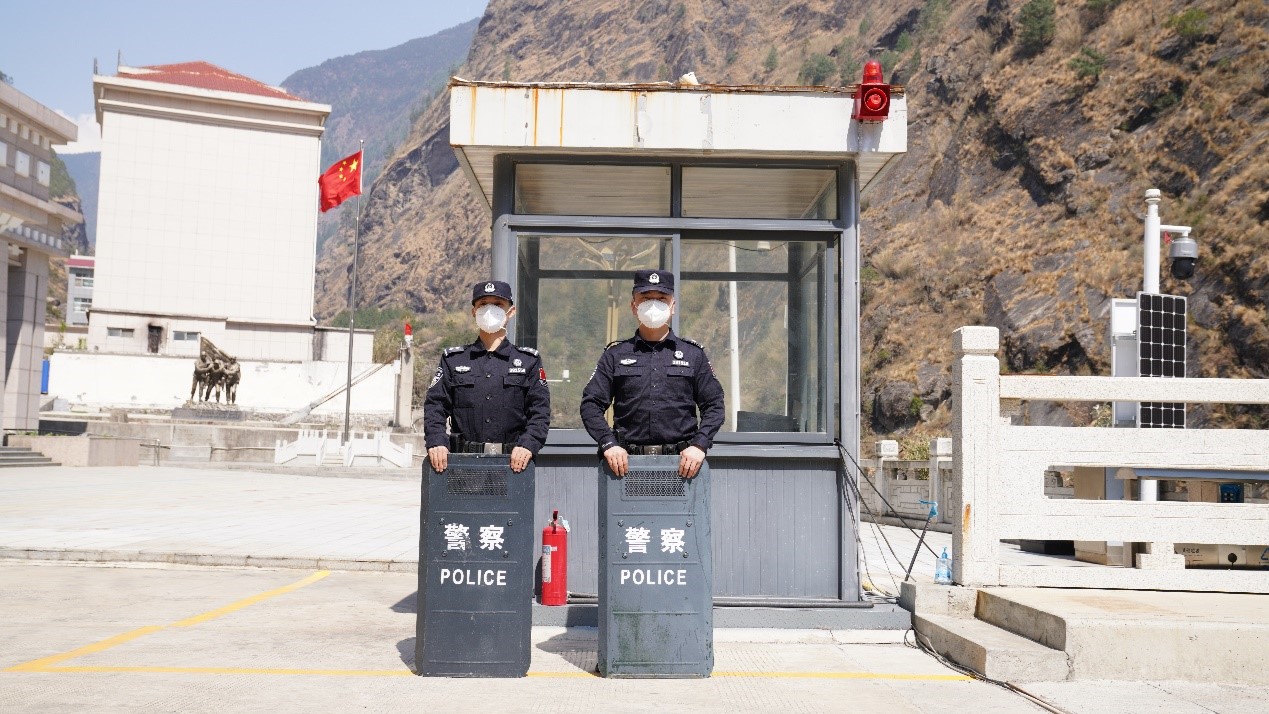 吉隆口岸移民管理警察正在執(zhí)勤。人民網(wǎng)記者 唐宋攝