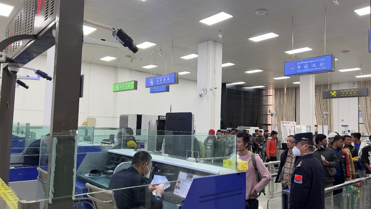 吉隆口岸移民管理警察正在查驗護(hù)照。人民網(wǎng)記者 唐宋攝