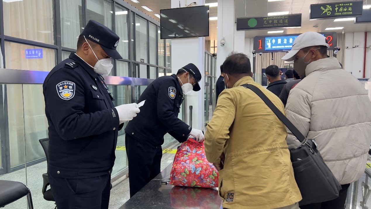吉隆口岸移民管理警察正在對行李物品進(jìn)行檢查。人民網(wǎng)記者 唐宋攝
