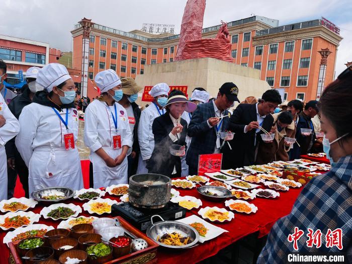 圖為2022年，班戈縣“鄉(xiāng)村振興那曲奮進”廚藝大賽現(xiàn)場。資料圖 那曲市“鄉(xiāng)村振興 那曲奮進”活動辦供圖