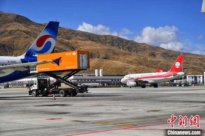 圖為藍天下的高原機場?！≈芎?攝