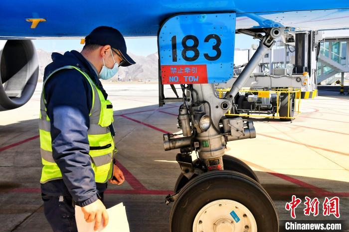 圖為機場工作人員進行相關檢查?！≈芎?攝