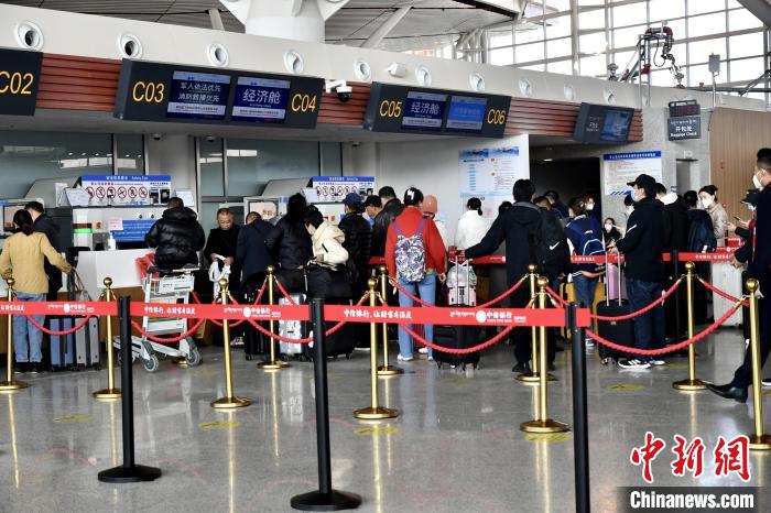 圖為旅客辦理登機手續(xù)。　周航 攝