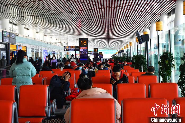 圖為旅客在機場候機室等待登機?！≈芎?攝