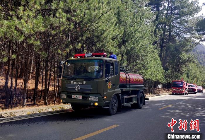 林芝市森林消防支隊米林中隊在米林縣一帶開展灑水增濕作業(yè)?！≮w健宇 攝