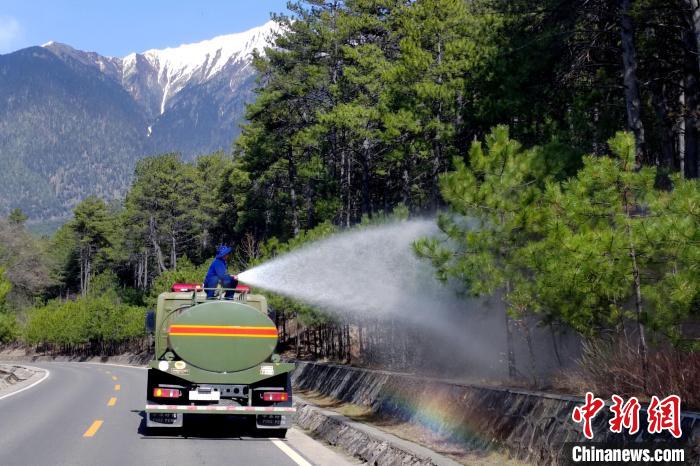 林芝市森林消防支隊米林中隊在米林縣一帶開展灑水增濕作業(yè)?！≮w健宇 攝