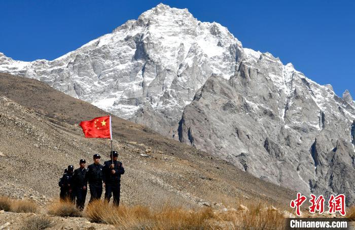底雅邊境派出所民警夏永軍(右一)在巡邏中。　李林 攝