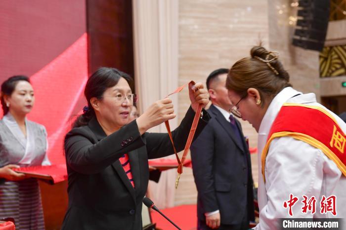 西藏舉辦“西藏十佳醫(yī)生、十佳護(hù)士”“西藏健康衛(wèi)士”表彰大會(huì)