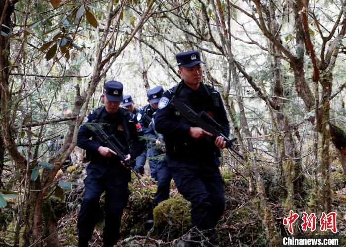 山南邊境管理支隊玉麥邊境派出所民警在邊境原始森林里開展邊境巡邏?！∴嶇?攝
