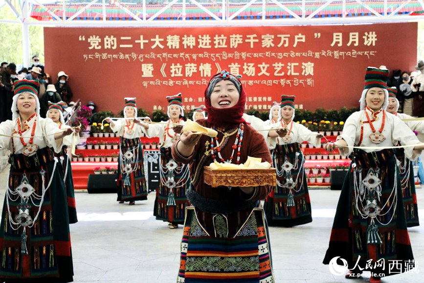 女子群舞《拉拉脫貧之路》。人民網(wǎng) 次仁羅布攝