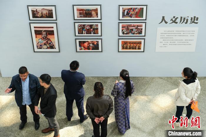 圖為觀眾觀看展覽。