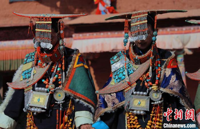 圖為參展攝影師拍攝的西藏阿里普蘭飛天服飾?！≈鬓k方 供圖