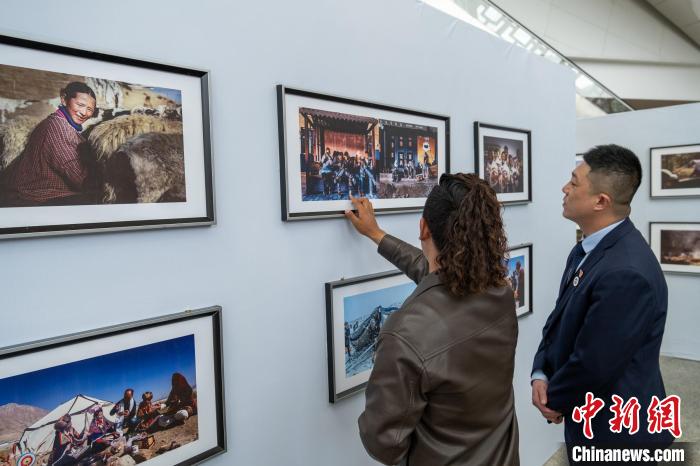 攝影師介紹自己的照片。　江飛波 攝