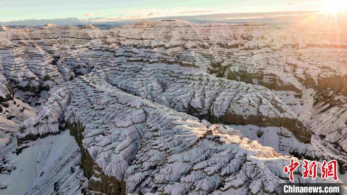 圖為參展攝影師拍攝的西藏阿里札達(dá)土林雪后風(fēng)光。　主辦方 供圖