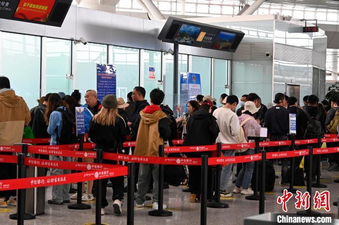 圖為“五一”期間，拉薩貢嘎機場旅客密集出行?！≡黝D珠 攝