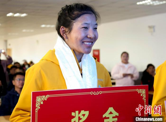 玉珍拉姆上臺領(lǐng)獎。　貢確 攝