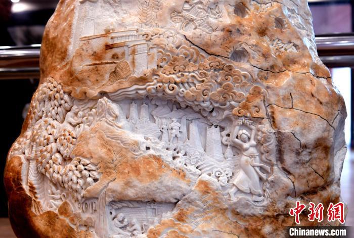 圖為5月16日，展覽中的漢白玉雕作品《猴子變?nèi)恕贰！±盍?攝