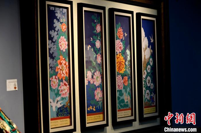 圖為5月16日，展覽中新創(chuàng)唐卡作品《四季花》?！±盍?攝