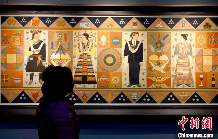圖為5月16日，觀眾正在欣賞展覽中的新創(chuàng)唐卡作品?！±盍?攝