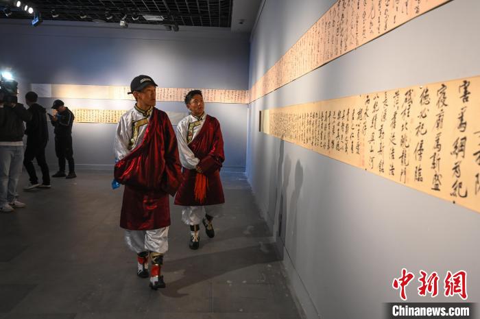 圖為學生參觀黃庭堅書法文獻展?！≮w朗 攝