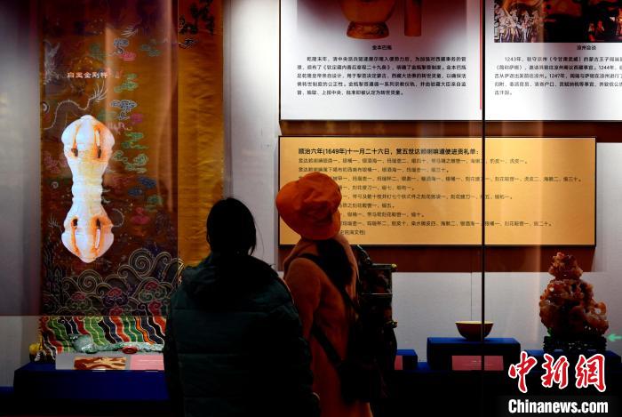 圖為5月18日，觀眾正在欣賞展覽。　李林 攝