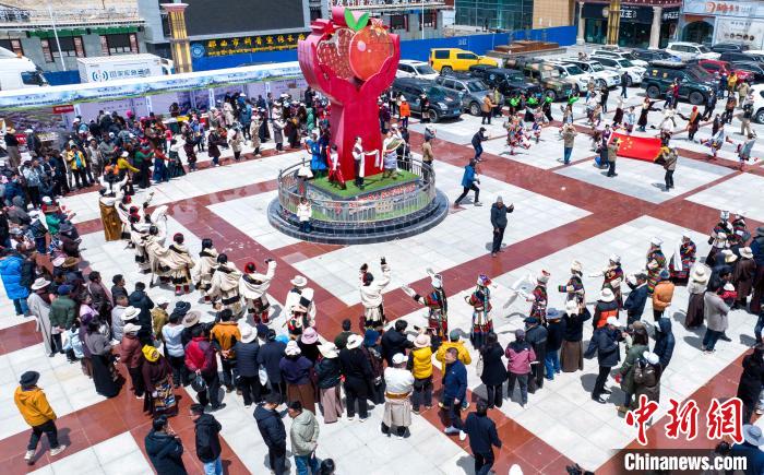 圖為“極地那曲 天際之旅”2023西藏那曲“中國旅游日”音樂美食嘉年華活動現(xiàn)場?！∧乔形幕吐糜尉止﹫D