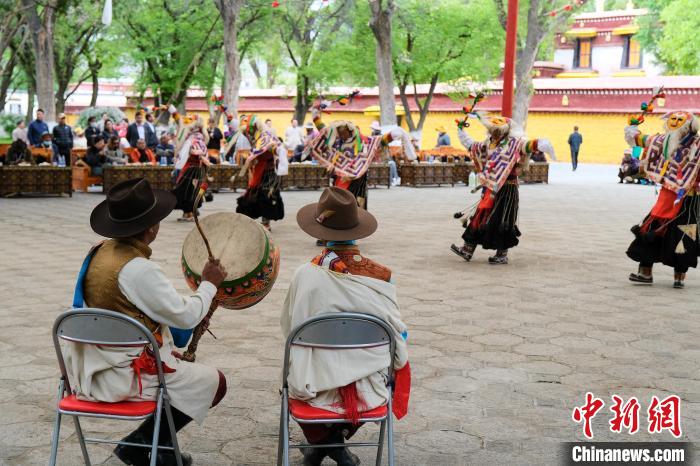 中國西藏發(fā)展論壇中外參訪嘉賓在拉薩羅布林卡觀藏戲、品卡塞