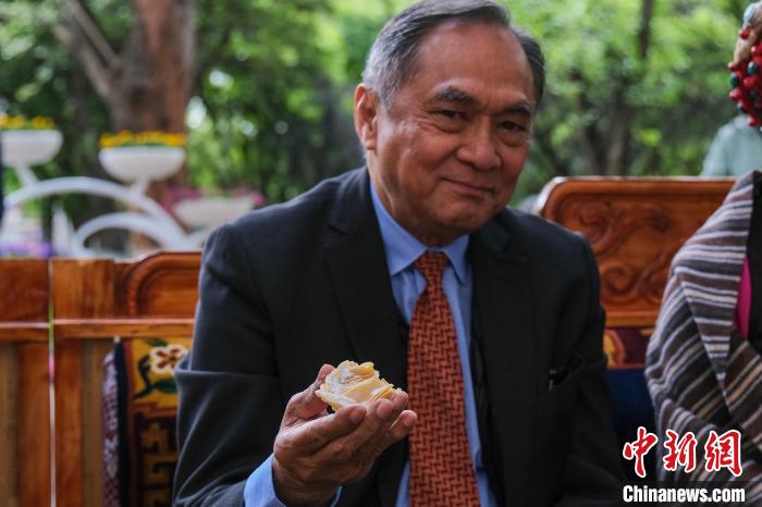 菲律賓駐華大使吉米·阿德里亞諾·弗洛克魯茲品嘗卡塞?！〗w波 攝