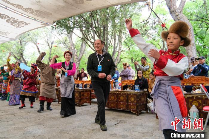 英國籍嘉賓柯馬凱(Michael Crook)加入鍋莊舞隊(duì)伍?！〗w波 攝