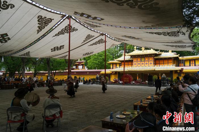 圖為當(dāng)日拉薩羅布林卡?！〗w波 攝