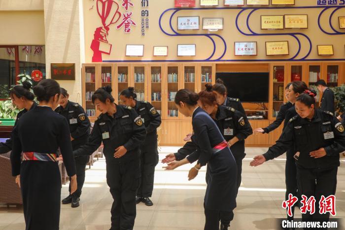 日喀則火車站客運人員學習服務禮儀?！《飞降?攝