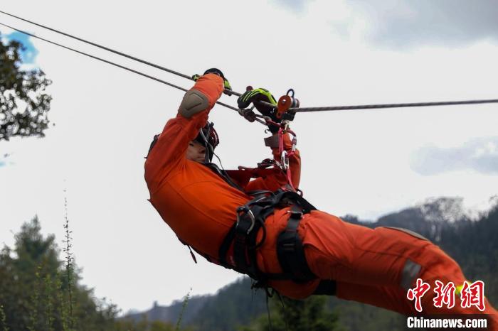 圖為消防員開展斜向救援訓(xùn)練?！抢倮?攝
