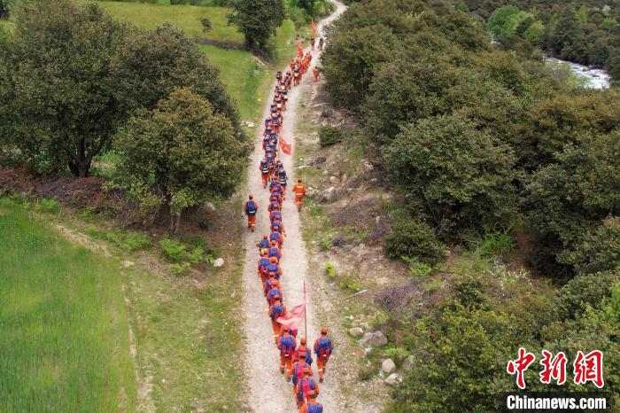 圖為西藏林芝森林消防員穿越山林?！●T怡凡 攝