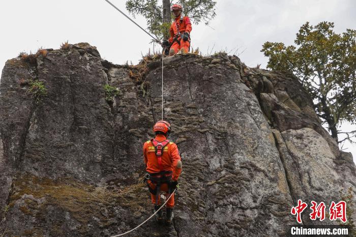 圖為消防員開展崖壁滑降訓(xùn)練?！抢倮?攝