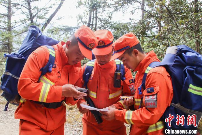 圖為消防員開展野外按圖行進(jìn)訓(xùn)練。　吳蕾蕾 攝