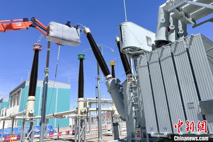 國(guó)網(wǎng)西藏電力組織檢修人員對(duì)設(shè)備進(jìn)行全面體檢?！?guó)網(wǎng)西藏電力有限公司 供圖