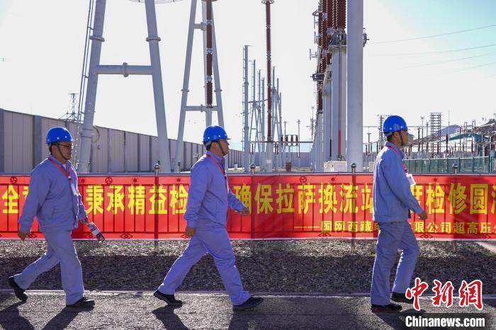 圖為檢修現(xiàn)場(chǎng)?！?guó)網(wǎng)西藏電力有限公司 供圖