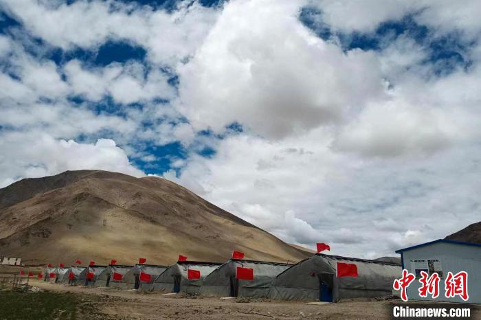 圖為西藏康馬縣的高原溫室大棚?！⒔ㄜ?攝