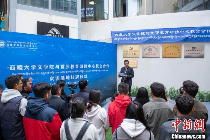 圖為企業(yè)代表發(fā)言?！∝暩聛?lái)松 攝