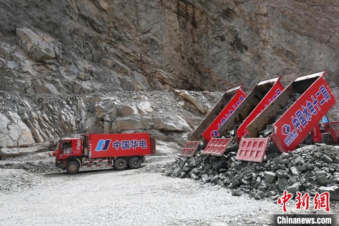 拉哇水電站正式啟動大壩填筑。　華電金上公司 供圖