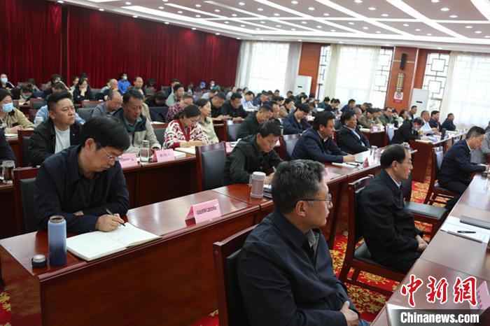 圖為專題黨課現(xiàn)場?!∝暽@?攝