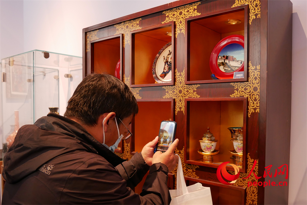 觀眾正在用手機拍攝展品。人民網 韋衍行攝