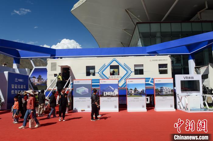 展覽現(xiàn)場(chǎng)，觀眾體驗(yàn)裝配式增壓增氧建筑?！~ 攝