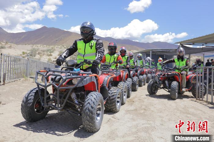 圖為比賽選手途經(jīng)扎囊沙漠公園?！∮文恋厍蚬﹫D