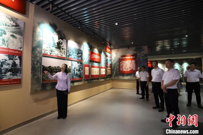 圖為西藏航空一行在臨沂市孟良崮戰(zhàn)役紀(jì)念館開展主題教育活動(dòng)。　姜博 攝