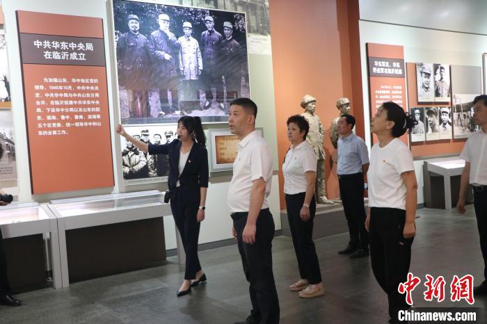 圖為西藏航空一行在臨沂市沂蒙革命紀(jì)念館開展主題教育活動(dòng)?！〗?攝