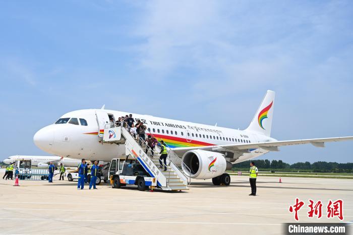 圖為旅客抵達(dá)機(jī)場?！≮w朗 攝