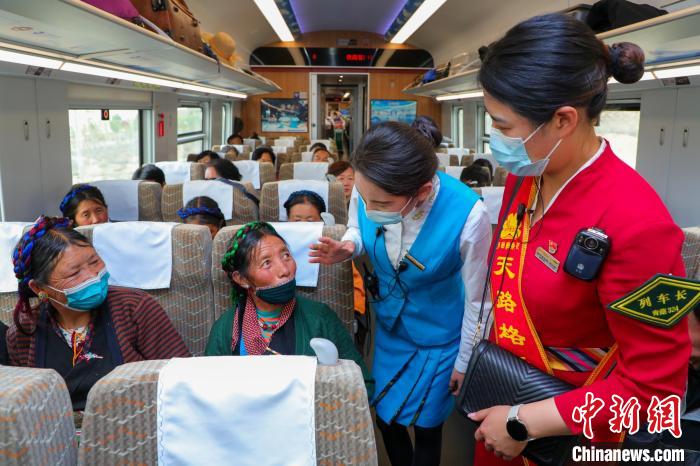 農(nóng)牧民乘坐高原復興號動車組出行。　周悅翔 攝