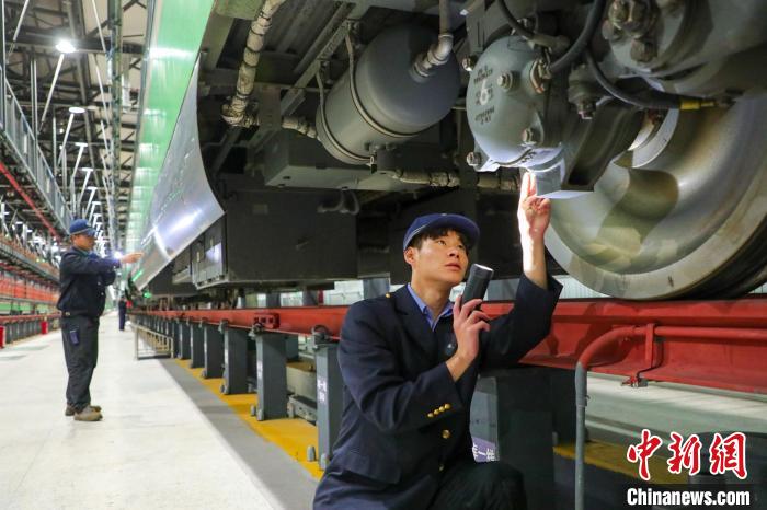 圖為工作人員檢查高原復興號。　周悅翔 攝